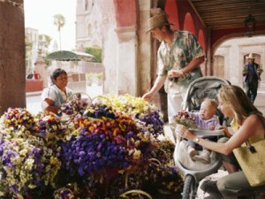 Vendedora de flores y turistas