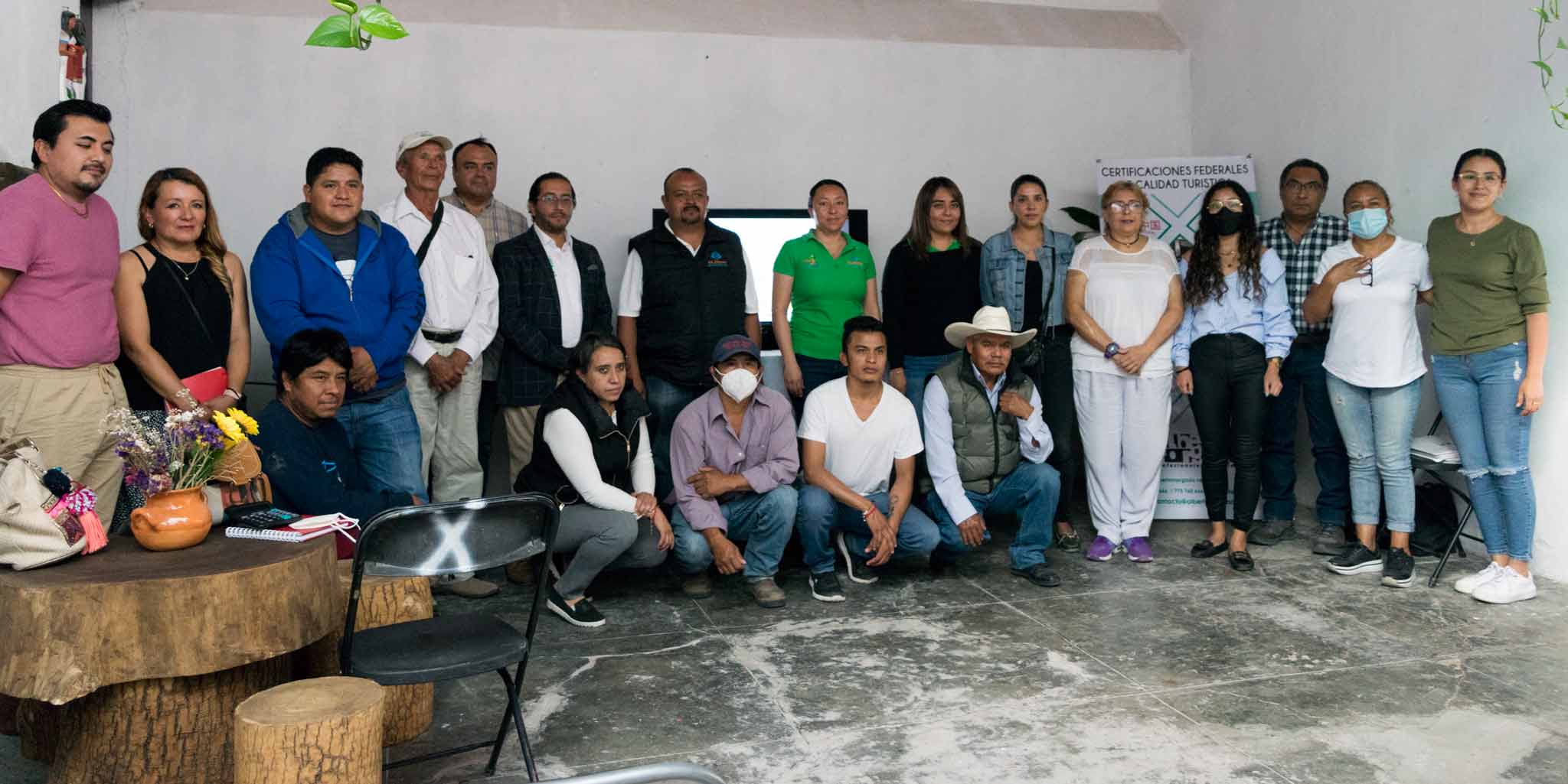 Fotografía grupal de participantes al foro de promoción Distintivo Moderniza
